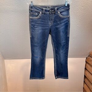 SILVER JEANS SUKI SURPLUS CAPRIS. Dark Wash. Back Flap Pockets w/Buttons.Size 27